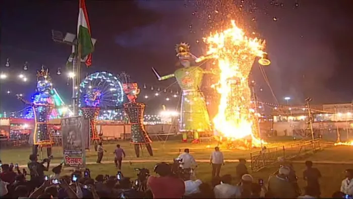 बुधवार को पूरे देश में दशहरा धूमधाम से मनाया गया।