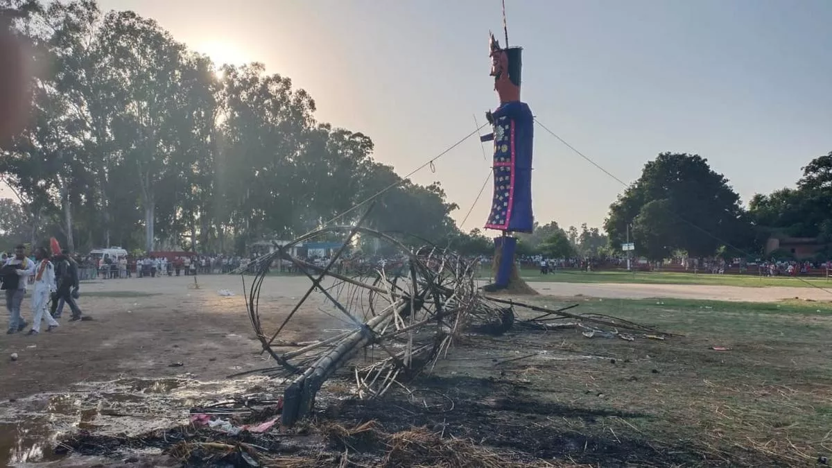 Punjab Dussehra : गुरदासपुर में शरारती तत्वों ने रावण के पुतले को लगाई आग, लोगों में भारी गुस्सा