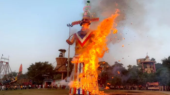 लुधियाना के दरेसी मैदान में धू धू कर जलता हुआ दशानन। (जागरण)
