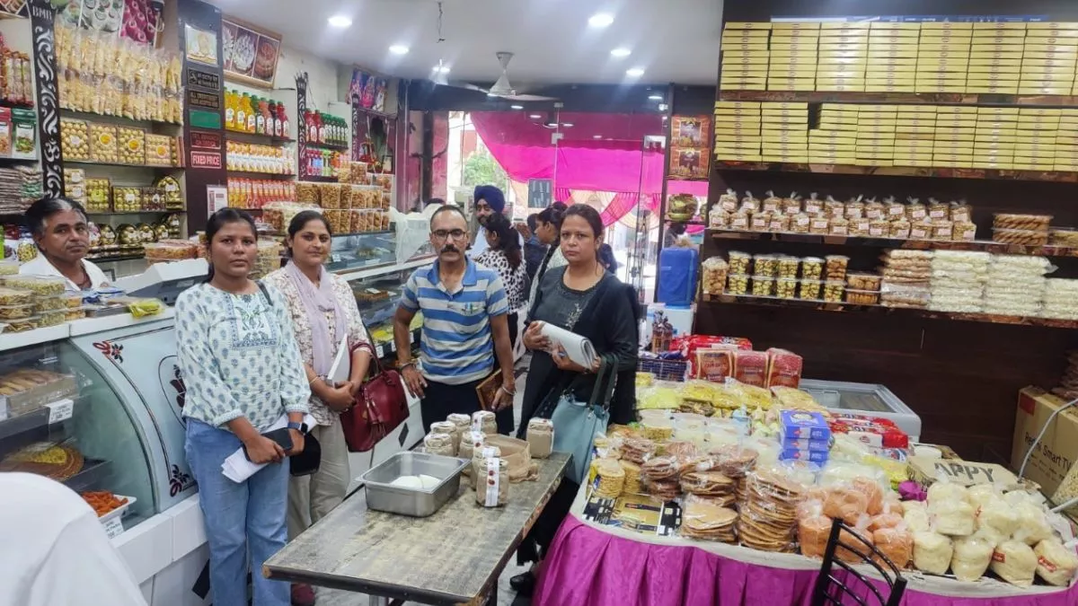 Festival Season: लुधियाना की स्वीट्स शाप में विशेष टीम ने की चेकिंग, दुकानदारों को दिए निर्देश