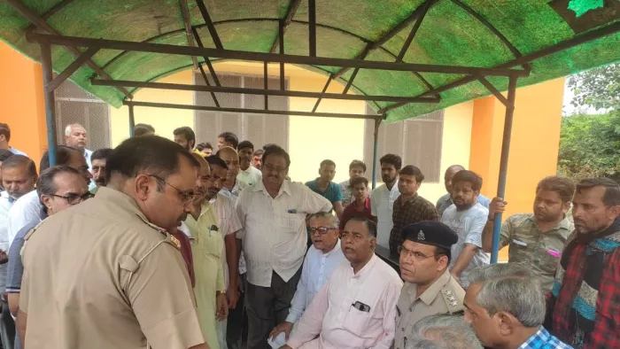 मैनपुरी में बर्तन कारोबारी की आत्महत्या के बाद मौके पर पूछताछ करते पुलिस अधिकारी।
