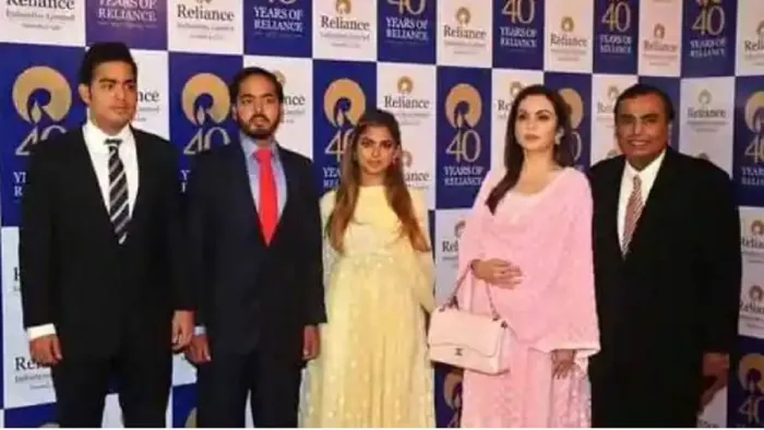 Mukesh Ambani: मुकेश व नीता अंबानी समेत तीन लोगों का नाम लेकर दी हत्या की धमकी।