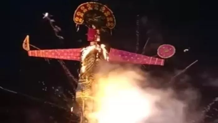 Pratapgath Ravan Dahan: शहर के रामलीला मैदान में दशहरा का मुख्य मेला लगा। यहीं रावण का श्रीराम ने वध किया।