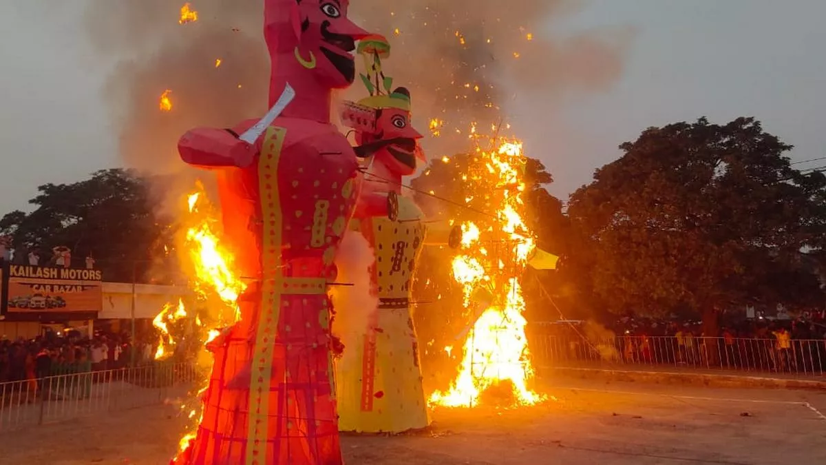 कपूरथला के देवी तालाब मंदिर में धू धू कर जलते हुए रावण, मेघनाथ और कुंभकर्ण के पुतले।