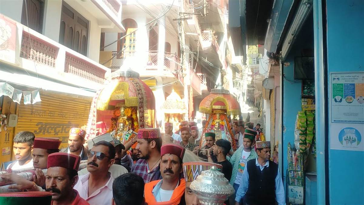 रघुनाथ जी की रथयात्रा से पहले देवताओं ने रघुनाथ के दरबार में भरी हाज़री ...