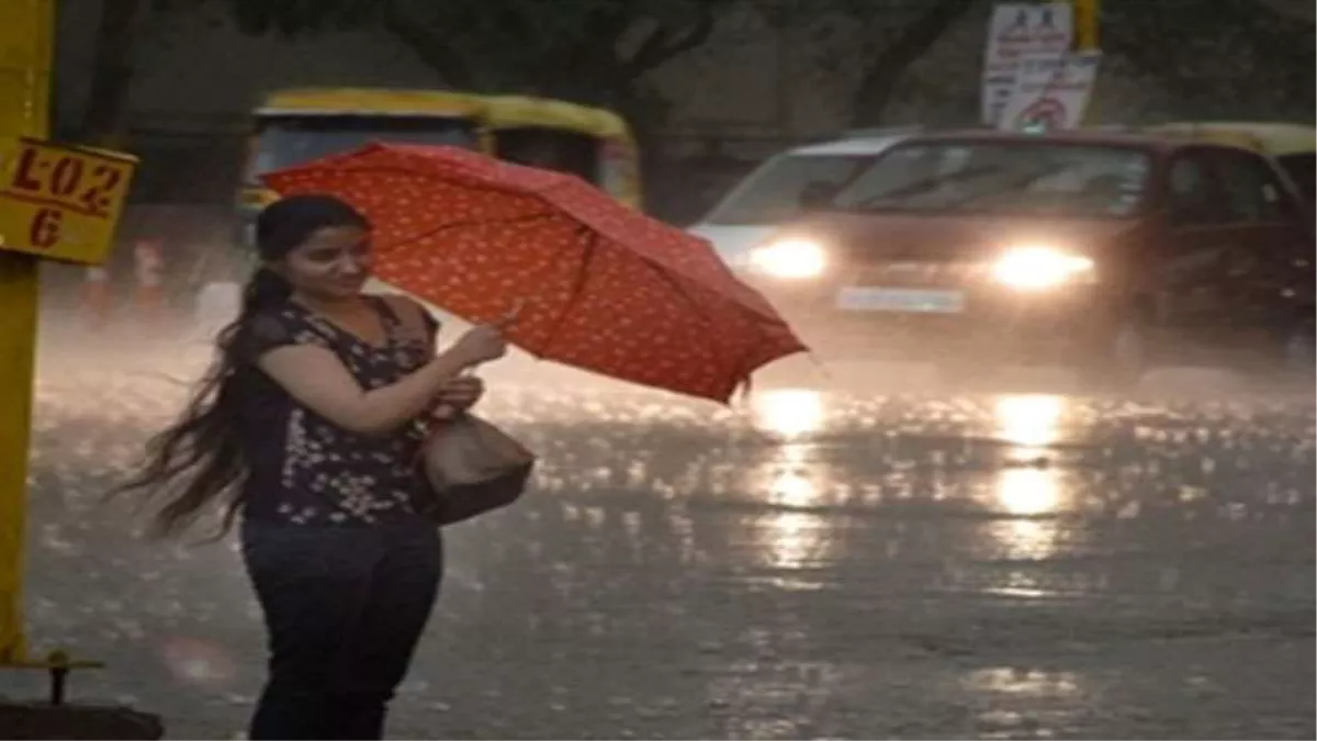 Varanasi City Weather : सुबह से बादलों ने गिराया पानी और पारा, लगातार हो रही बरसात ने दी राहत