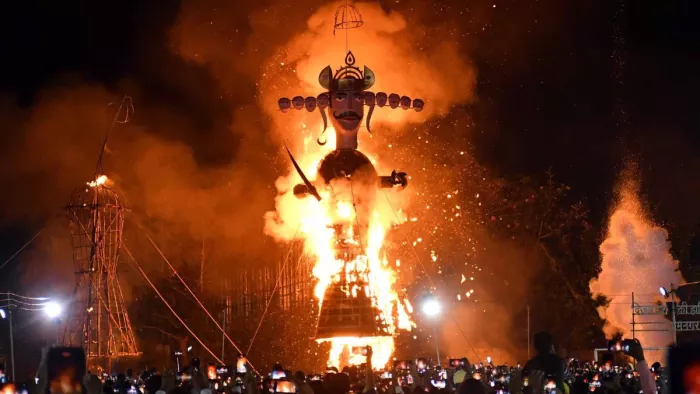 देहरादून में दशहरा पर्व के अवसर पर प्रेमनगर दशहरा मैदान में धू-धू कर जलता रावण का पुतला। जागरण
