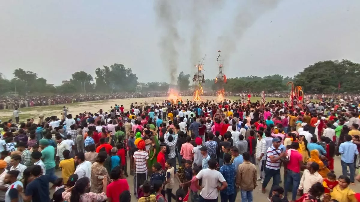 Jalandhar Ravan Dahan: रावण दहन देखने बर्ल्टन पार्क में जुटी भारी भीड़, दशानन के साथ सेल्फी लेने की होड़