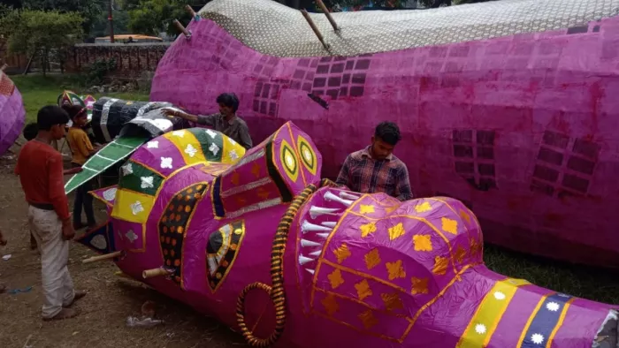 Dussehra 2022: आगरा के रामलीला मैदान में रावण के पुतले को अंतिम रूप देते कलाकार।