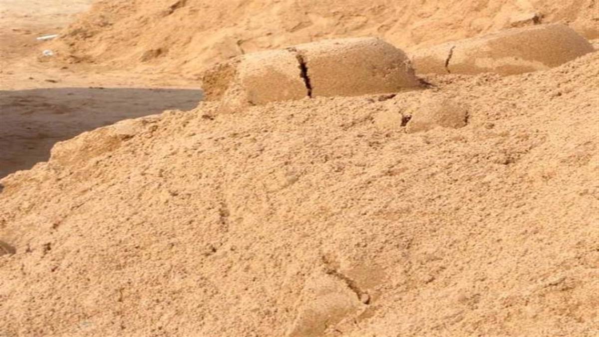 16 जिलों में नदियों से बालू खनन प्रारंभ कर दिया गया है। सांकेतिक तस्वीर।