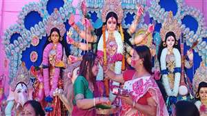 विजयादशमी को मां दुर्गा की प्रतिमा से विसर्जन से पहले क्यों होता है सिंदूर खेला? बंगाल में पुरानी है परंपरा