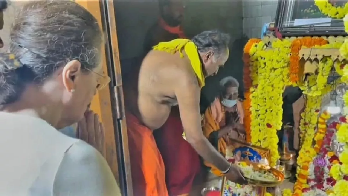 सोनिया गांधी ने कर्नाटक के मंदिर में की पूजा (फोटो एएनआइ)