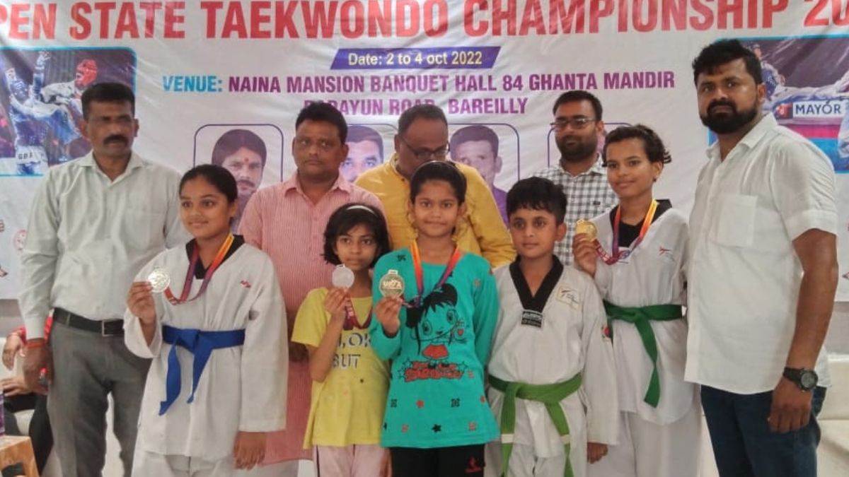 open state taekwondo championship mrinali samridhi and garanshi of lucknow won the gold medal in bareilly