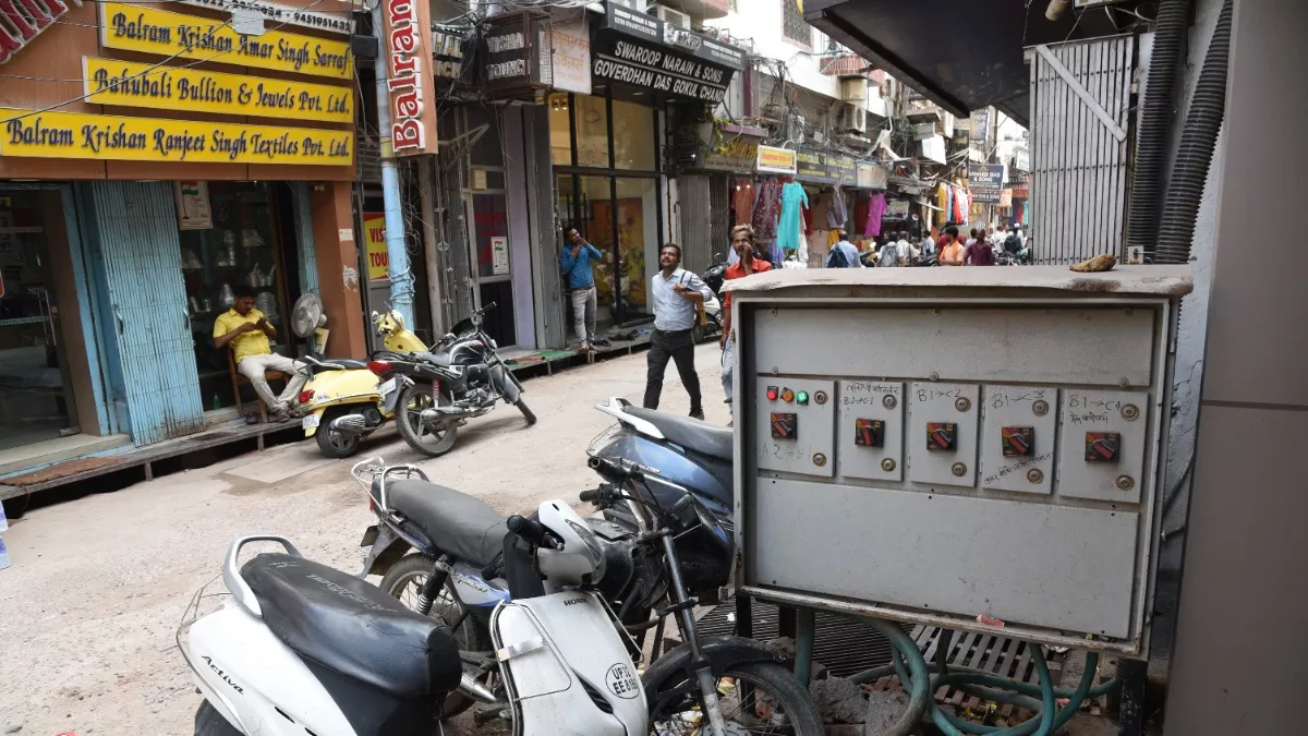 Lucknow: बिजली विभाग ने पुराने लखनऊ में तारों का मकड़जाल किया खत्म, दुकानदार बोले-अब मिली राहत