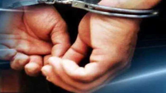 ग्रेटर नोएडा पुलिस की गिरफ्त में शातिर मोबाइल फोन चोर। फोटो प्रतीकात्मक