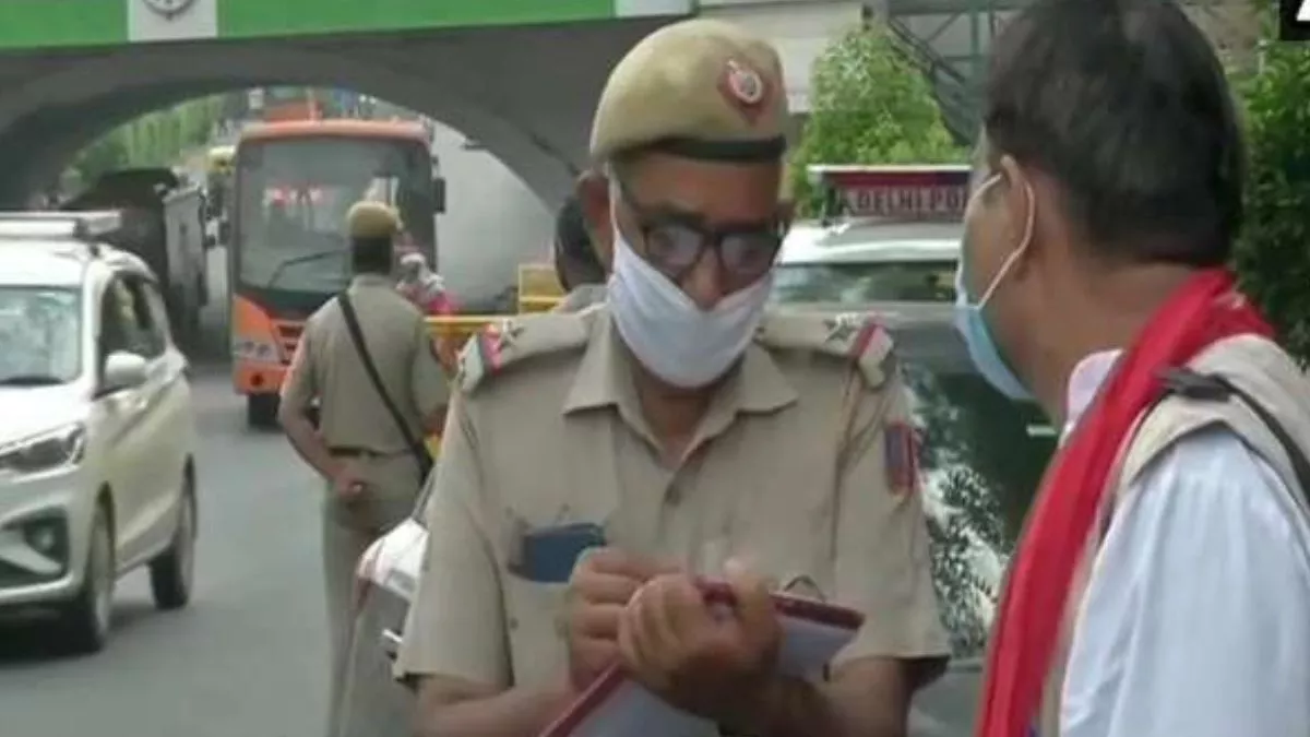दिल्ली में मास्क पहनना अब अनिवार्य नहीं होगा। फाइल फोटो