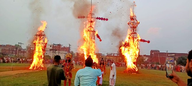UP Ravan Dahan: उत्तर प्रदेश में बारिश की बाधा के बावजूद विजयदशमी पर कई ...