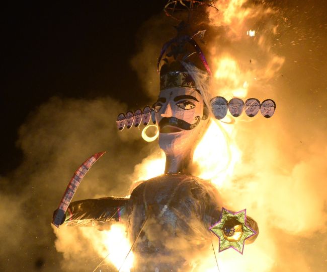 Dehradun Ravan Dahan Images: बुराई पर अच्छाई की जीत, धू धू कर जला ...