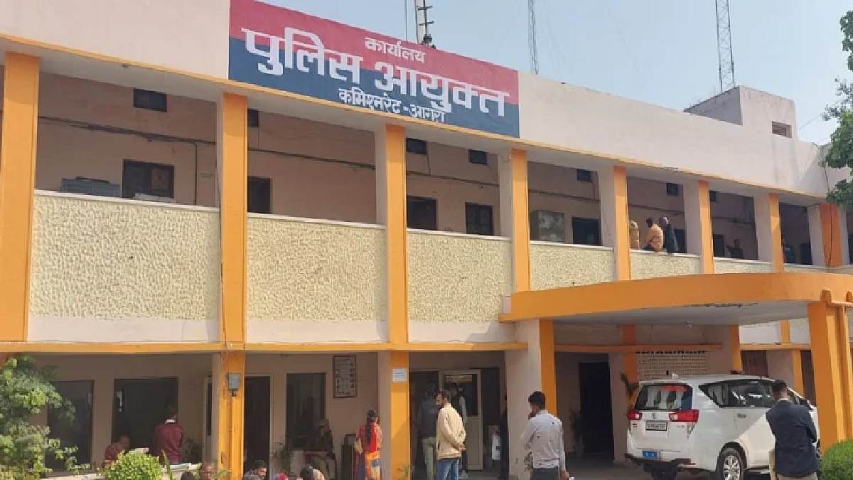 gang of dacoits in agra school miscreants kept the couple hostage and looted for four hours