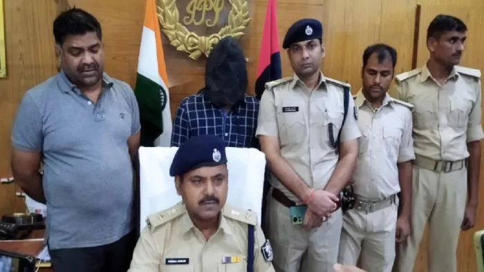 सिपाही भर्ती परीक्षा में शामिल सॉल्वर गिरोह का गिरफ्तार सदस्य चंदन (पीछे), पीसी करते एसपी पंकज कुमार। फोटो- जागरण