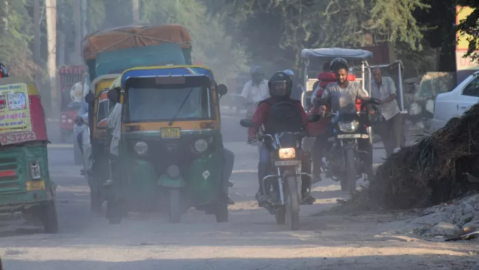 कालिंदी कुंज से खड्डा कॉलोनी जाने वाले मार्ग पर टूटी सड़कों के चलते उड़ती धूल। फोटो- विपिन शर्मा