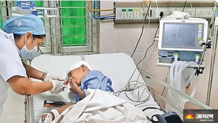 बीआरडी मेडिकल कालेज में अनमोल की देखभाल करती नर्स। -जागरण