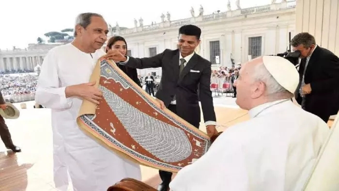 पोप से मिलते सीएम व बगल में खड़ीं श्रद्धा।