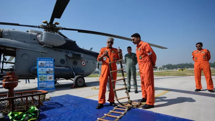 हर खतरे से देशवासियों को बचाने को तैयार रहते हैं जम्मू एयर फोर्स स्टेशन के हेलीकाप्टर