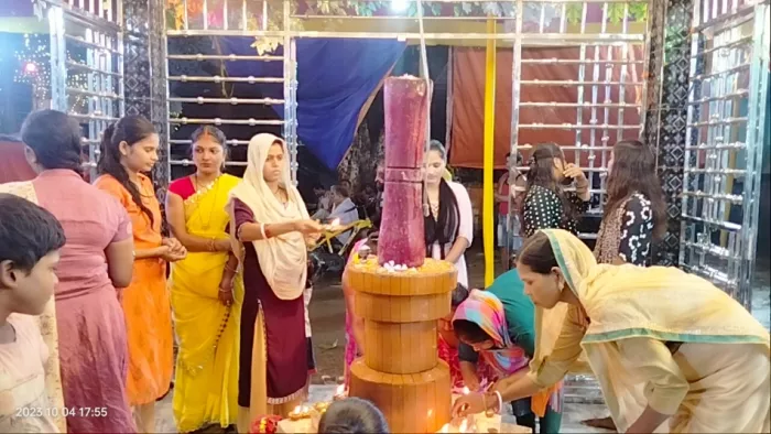 जीमूतवाहन भगवान की पूजा करती महिलाएं