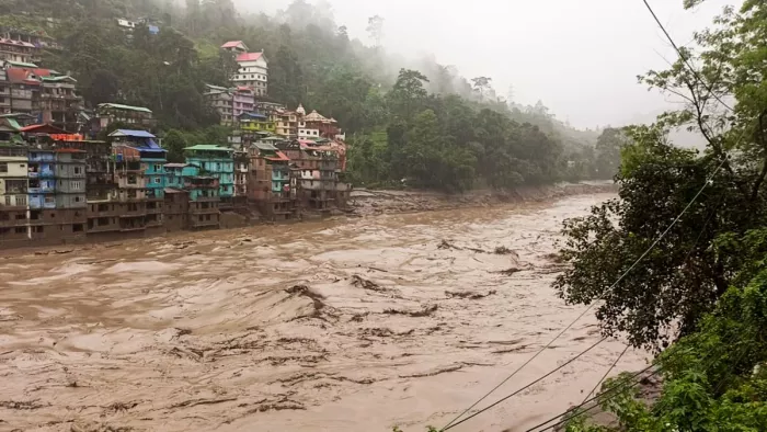 गंगटोक की बाढ़ में फंसे वाराणसी के 45 बच्चे (सिक्किम में आई भीषण बाढ़ की फोटो)