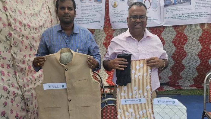 कपास आधारित गर्मी पैदा करने वाले वस्त्र दिखाते हुए आईसीएआर-सीआईआरसीओटी के वैज्ञानिक।