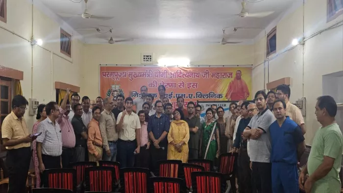 डॉक्टरों को संबोधित करते डा. शिव शंकर शाही, साथ में डा. अमित मिश्रा व डा. स्मिता जायसवाल। सौ. IMA
