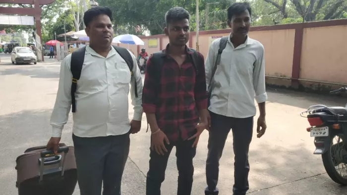 शनिवार को पिता राजेंद्र कुमार और मामा ललित के साथ धनबाद पहुंचे मुजफ्फरनगर उत्तर प्रदेश के अतुल।