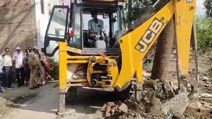 बेगूसराय में अचानक चलने लगा बुलडोजर (जागरण फोटो)