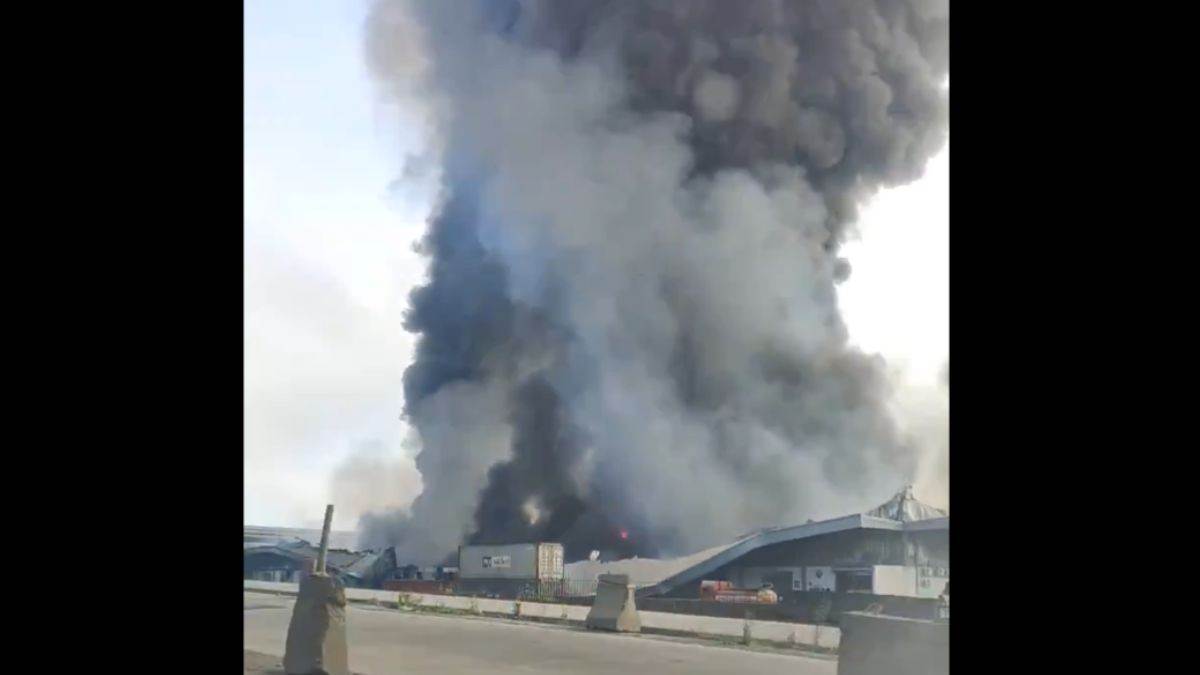thane fire video huge fire breaks out in bhiwandi warehouse smoke visible from far away