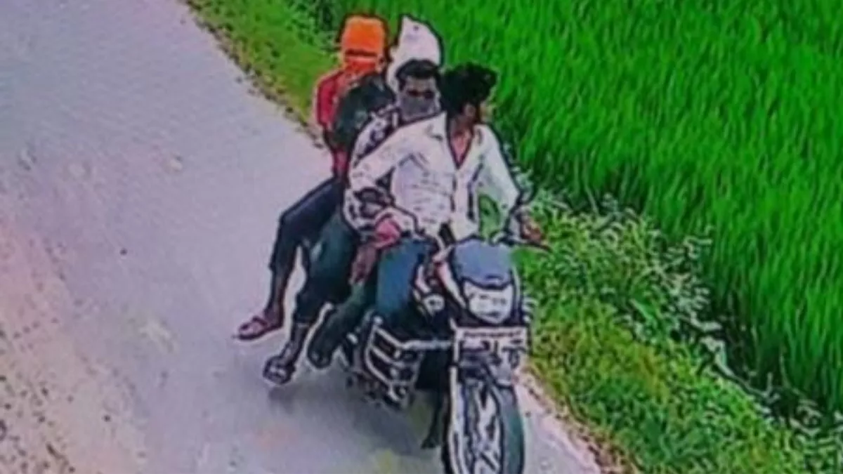 Deoria News: परीक्षा देकर लौट रही साइकिल सवार छात्राओं से सरेराह छेड़खानी, CCTV में कैद हुई घटना; वीडियो Viral