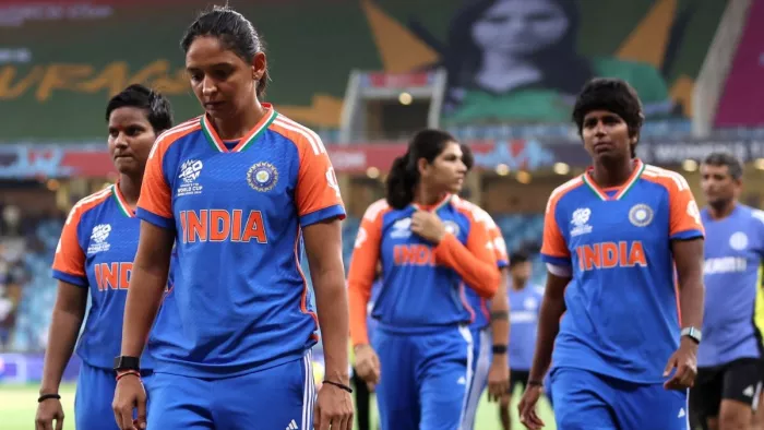 न्यूजीलैंड के खिलाफ हार के बाद निराश भारतीय टीम। फोटो- सोशल मीडिया