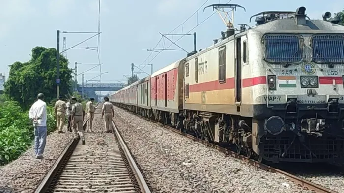 साबरमती एक्सप्रेस में रेल ट्रैक पर पड़ी साइकिल फंसने से मचा हडकंप