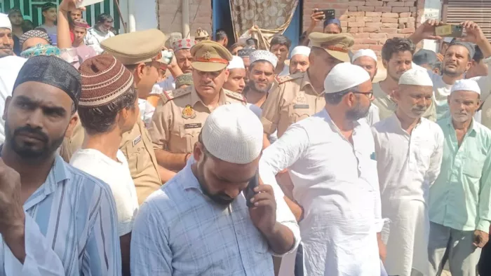 डासना में पैदल मार्च निकालते मुस्लिम समाज के लोग। जागरण