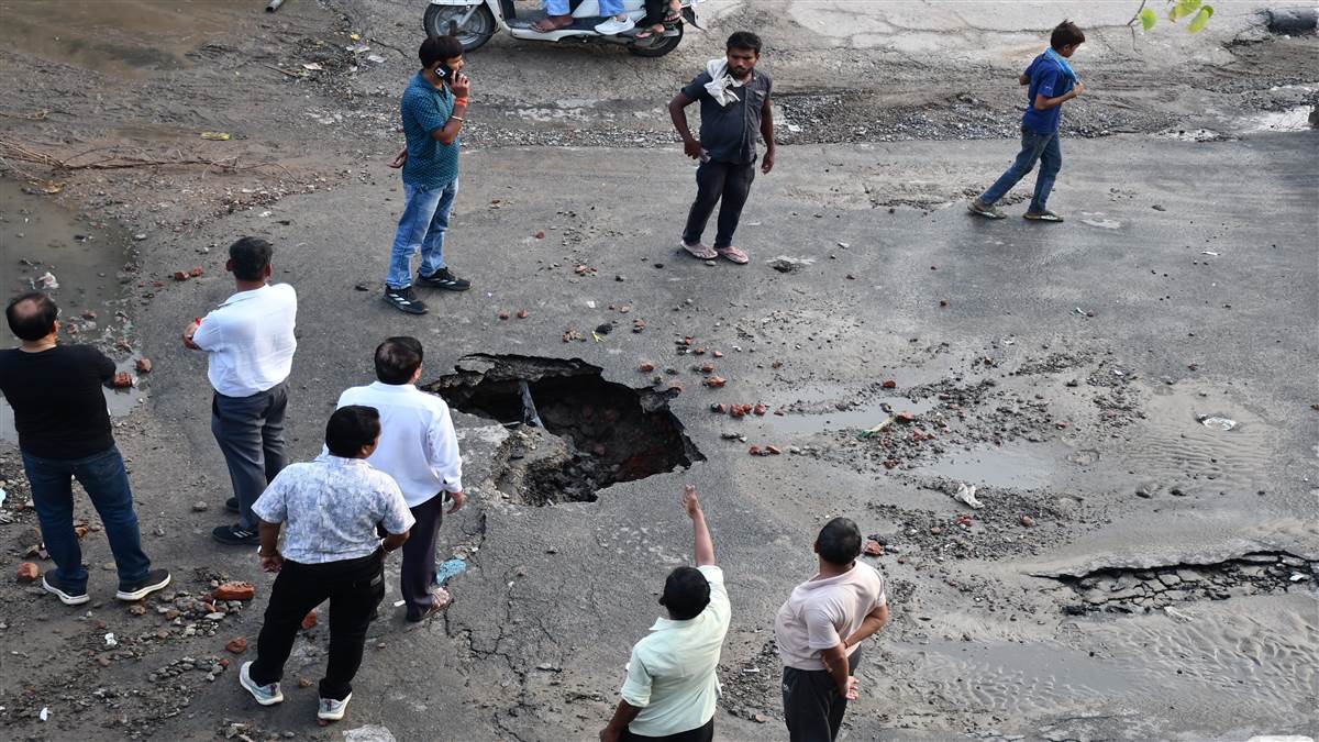 ncr road collapse on wazirabad road due to pipeline leakage east delhi crime