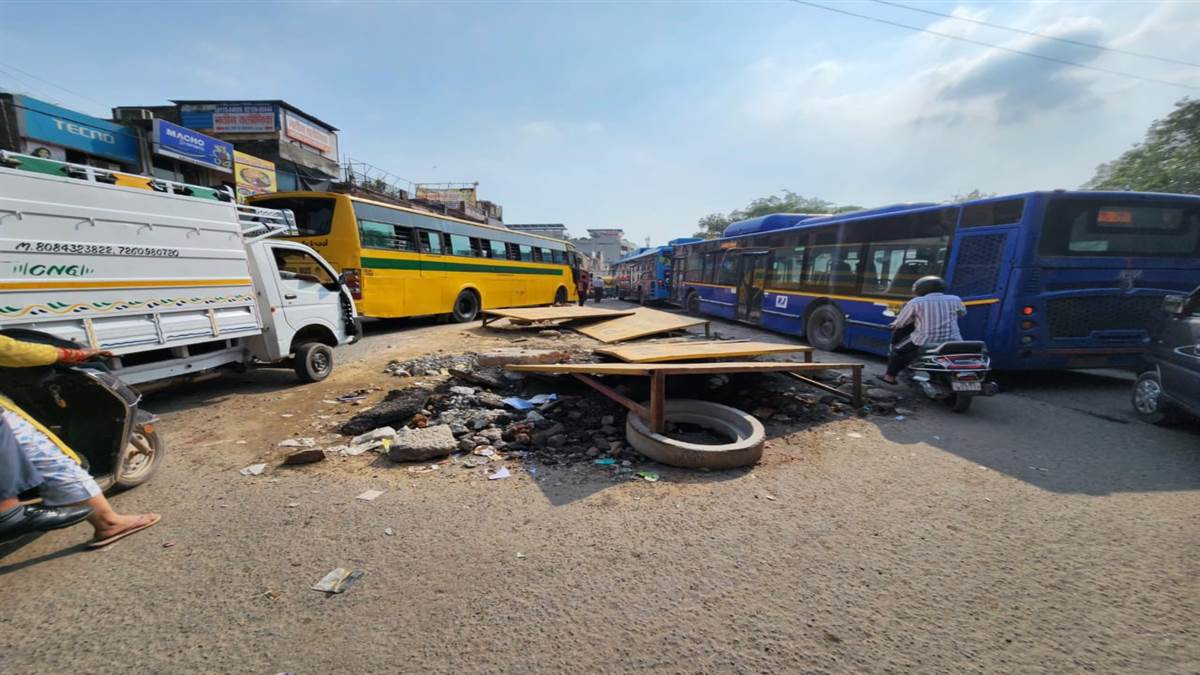 ncr traffic diversion in new delhi pipeline repair at nangloi chowk causes commuter disruption
