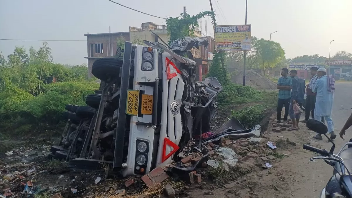 नेशनल हाईवे पर टैंकर पलटा, चालक व हेल्पर की मौत...कार्बन डाइआक्साइड गैस लेकर हरिद्वार जा रहा था टैंकर