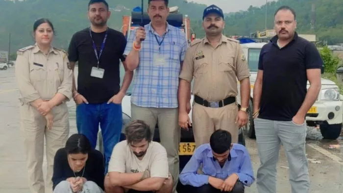 बलोह में 40 ग्राम चिट्टे समेत पकड़े एक युवती व दो युवक।