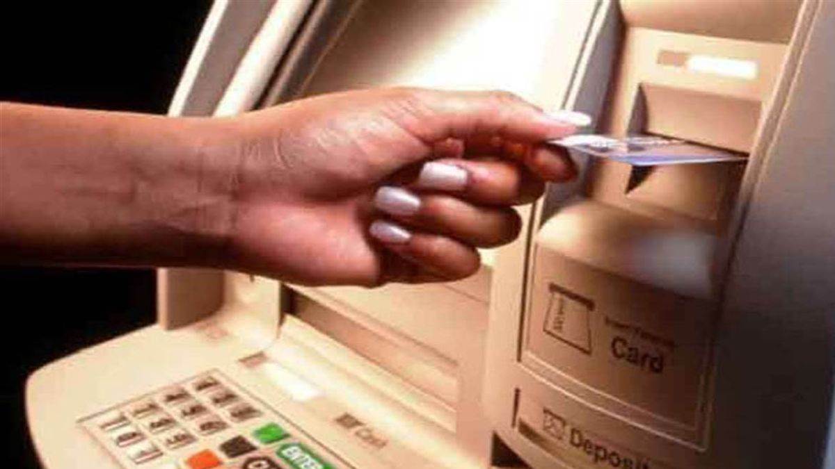 vicious fraudsters duped a man of rs 25000 by changing his atm card in ambala