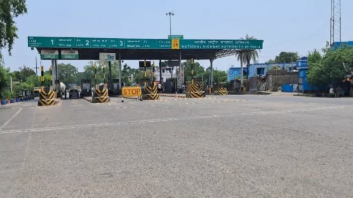 मुरलीटोल टोल प्लाजा से गुजरने वाले वाहनों को टोल शुल्क में छूट। फोटो जागरण
