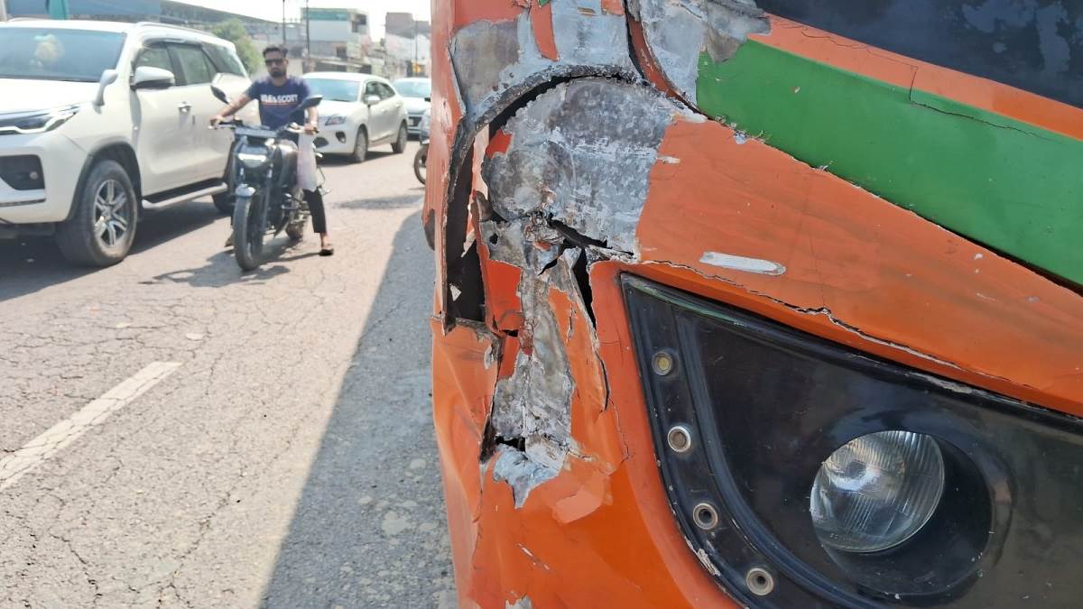 baghpat news bus collides with truck on delhi saharanpur highway many injured