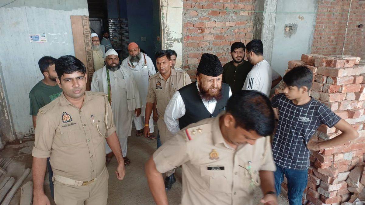 samhal police stop mps father maulana mamlookurrehman from going to bareilly