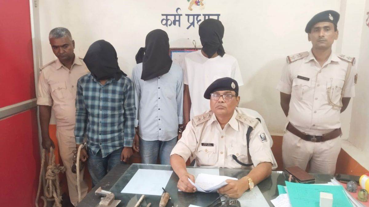 belsar police arrests three thieves with stolen bike and tools