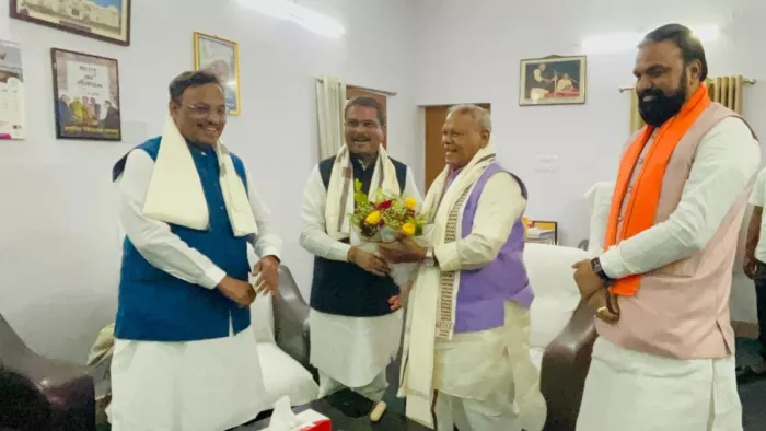 भाजपा के चुनाव प्रभारी धर्मेंद्र प्रधान ने जीतन राम मांझी से की मुलाकात। (फोटो- एक्स)