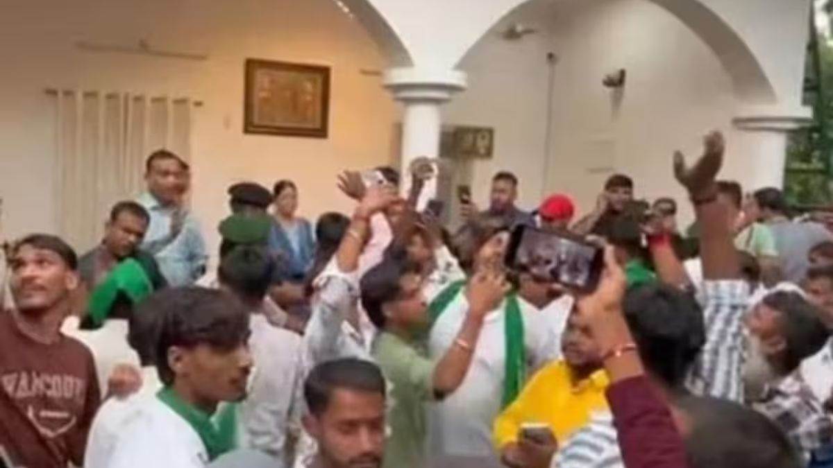 tejashwi yadavs feast workers and rabdi devi residence protest mla satish das